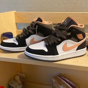 Jordan 1 Peach Mocha